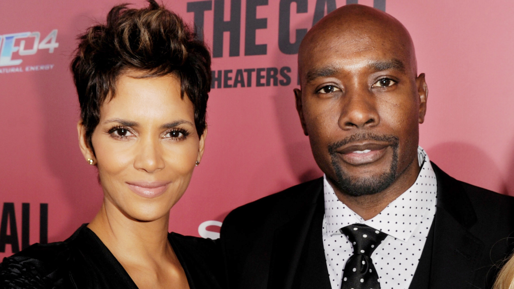 Halle Berry  and Morris Chestnut The call
